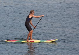 Homme faisant du Stand Up Paddle dans la mer lors d'une location de Stand Up Paddle à Kissamos par Kissamos Sea Sports.