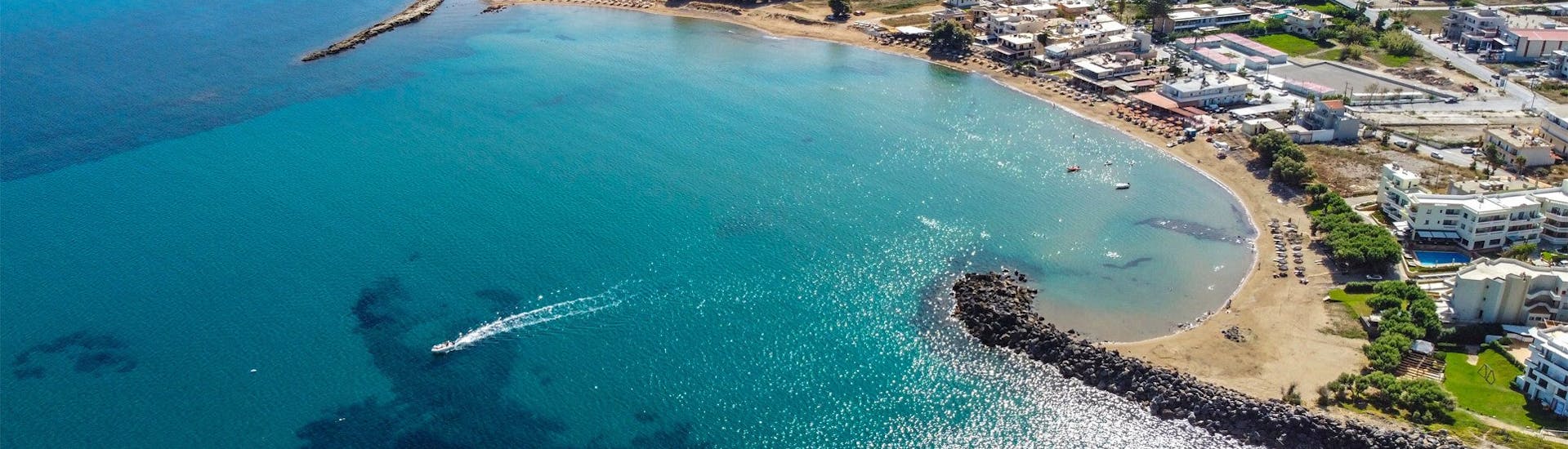 Landschap van de kust van Kissamos met zijn prachtige blauwe wateren tijdens Stand Up Paddle Rental in Kissamos door Kissamos Sea Sports.