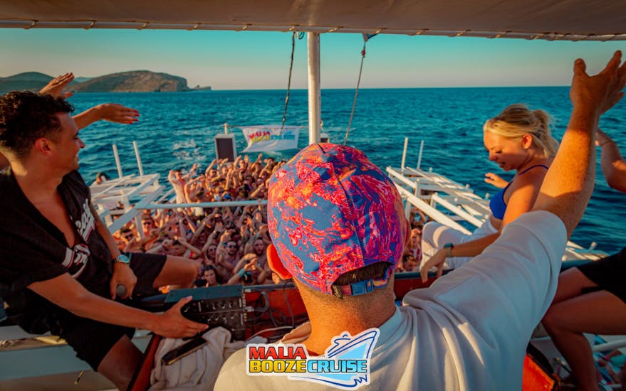 I partecipanti che festeggiano durante la Gita in barca con festa da Agios Nikolaos con DJ dal vivo  con Malia Booze Cruise.