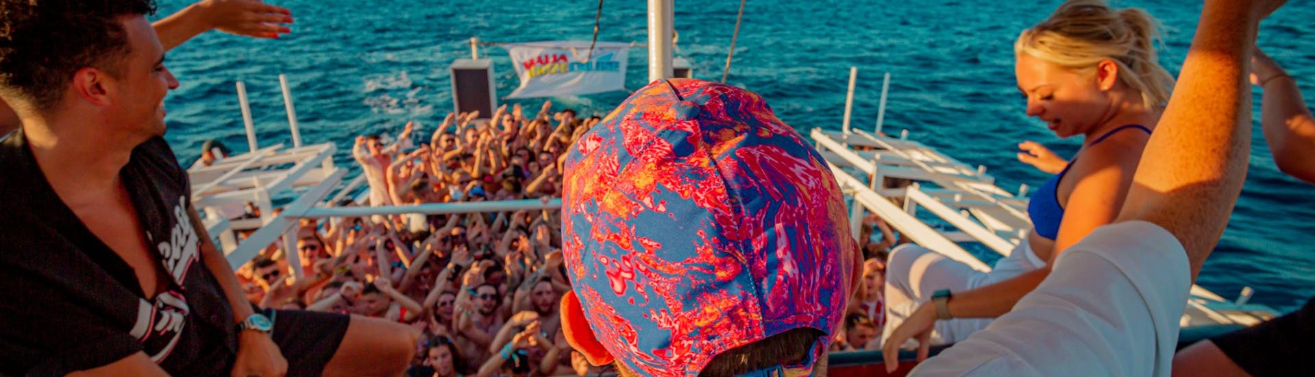 Des participants font la fête pendant la Balade en bateau festive depuis Agios Nikolaos avec DJ live avec Malia Booze Cruise.
