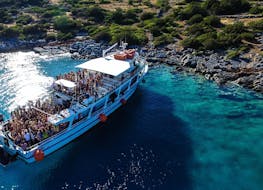 Barca utilizzata durante la gita in barca da Agios Nikolaos con DJ dal vivo con Malia Booze Cruise.