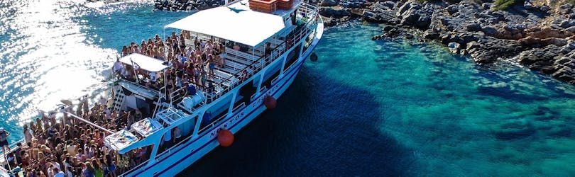 Boottocht van Malia naar Bay of Mirabello met zwemmen & feest met Malia Booze Cruise.