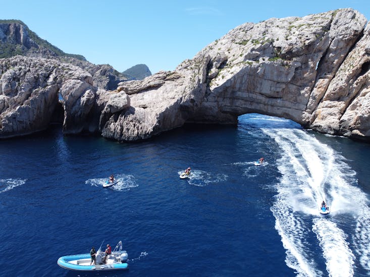 Des personnes profitent d'une randonnée en jet ski sur l'île de Margarita avec Es Vedra Charter Ibiza.