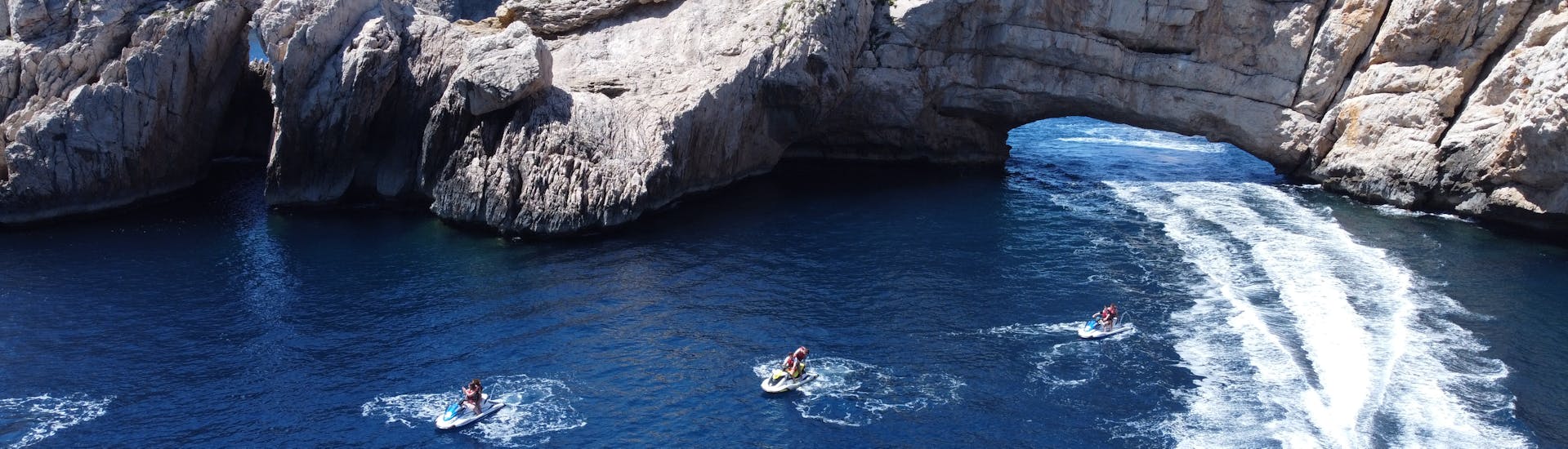 Persone che si godono un'escursione in moto d'acqua a Margarita Island con Es Vedra Charter Ibiza.