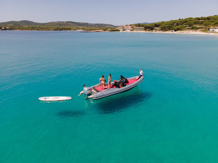 Il nostro gommone che naviga nelle acque azzurre della Sardegna durante la Gita in gommone da Alghero sulla Riviera del Corallo con snorkeling con Reef Cruise Alghero.