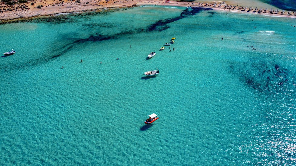 Jet ski et bateaux dans l'eau bleue lors d'une randonnée en jet ski à Balos depuis Kissamos avec Kissamos Sea Sports.