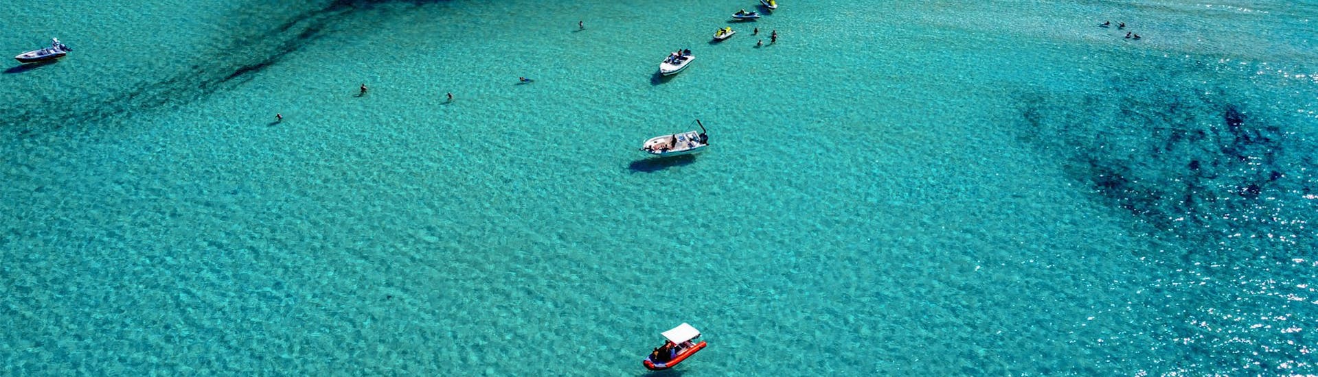 Jetski und Boote auf dem blauen Wasser während der Jetski-Safari nach Balos von Kissamos.