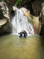 Vista di due persone che si divertono durante il canyoning al Vajo dell'Orsa per principianti e famiglie con Xadventure Outdoor Lake Garda.