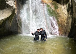 Vista de dos personas disfrutando del barranquismo en Vajo dell'Orsa para Principiantes y Familias con Xadventure Outdoor Lake Garda.