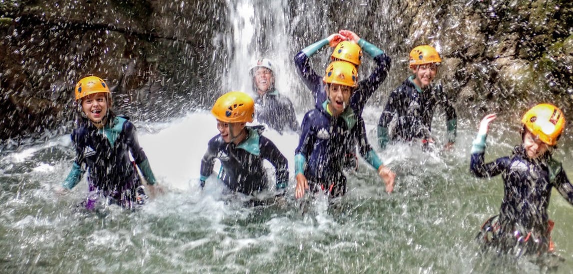 Bambini che si divertono durante il Canyoning al Vajo dell'Orsa per principianti e famiglie con Xadventure Outdoor Lake Garda.