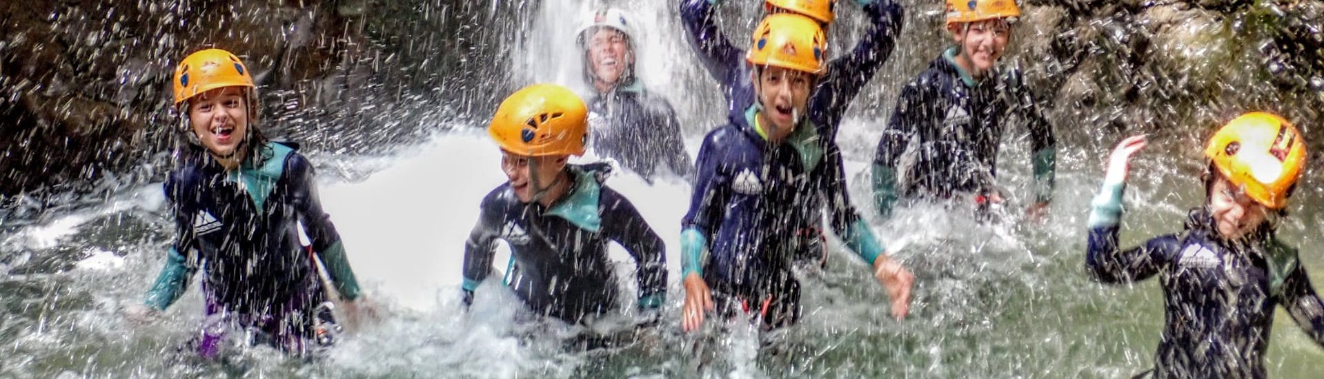 Niños disfrutando del Barranquismo en Vajo dell'Orsa para Principiantes y Familias con Xadventure Outdoor Lake Garda.