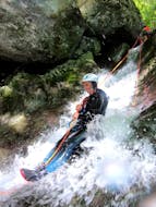 Foto van een meisje dat geniet van avontuurlijk canyoning in Vajo dell'Orsa met Xadventure Outdoor Lake Garda.