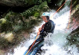 Vista di una ragazza che si diverte durante il Canyoning avventuroso nel Vajo dell'Orsa con Xadventure Outdoor Lake Garda.