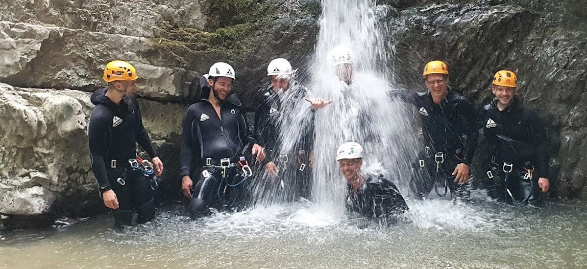 Foto van mensen die genieten van avontuurlijk canyoning in Vajo dell'Orsa met Xadventure Outdoor Lake Garda.