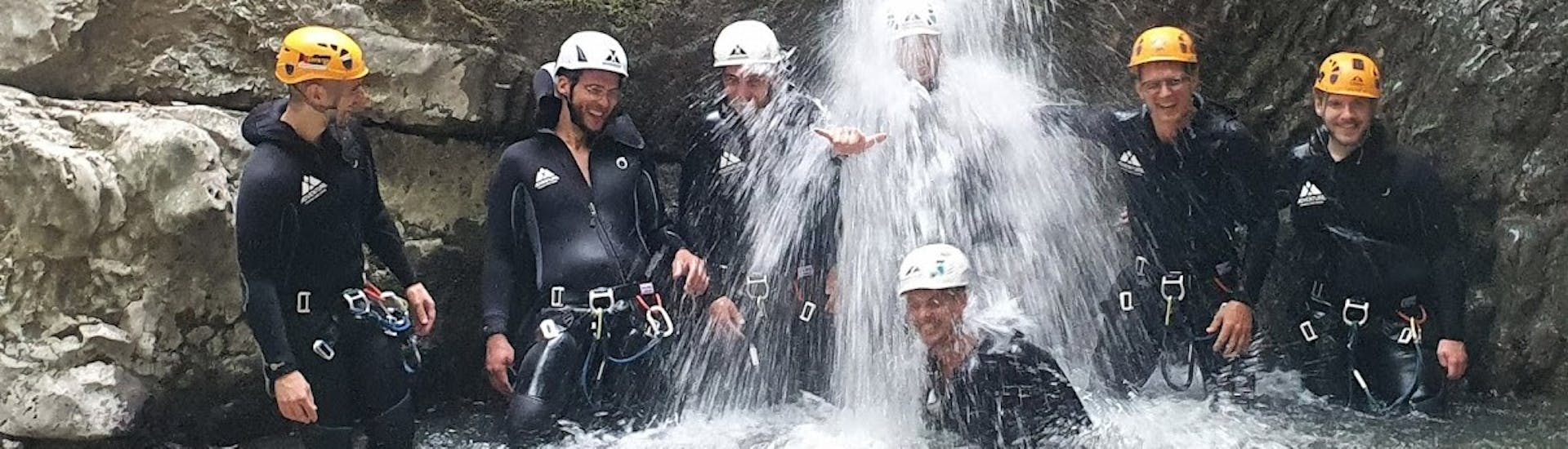 Foto van mensen die genieten van avontuurlijk canyoning in Vajo dell'Orsa met Xadventure Outdoor Lake Garda.