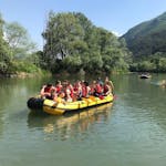 Mensen die genieten van Raften op de rivier de Adige voor families en vrienden met Xadventure Outdoor Lake Garda.