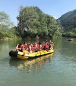 Gente disfrutando del Rafting en el río Adige para familias y amigos con Xadventure Outdoor Lake Garda.