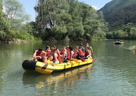 Gente disfrutando del Rafting en el río Adige para familias y amigos con Xadventure Outdoor Lake Garda.