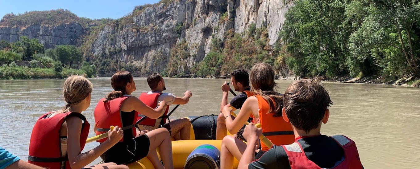 Persone che si divertono durante il Rafting sul fiume Adige per famiglie e amici con Xadventure Outdoor Lake Garda.
