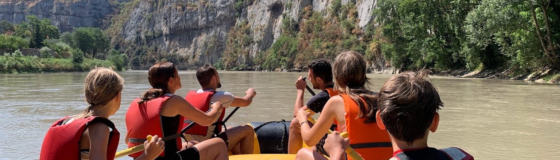 Persone che si divertono durante il Rafting sul fiume Adige per famiglie e amici con Xadventure Outdoor Lake Garda.