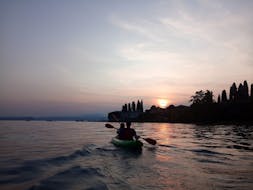 Vista de la puesta de sol durante el Kayak al atardecer en el Lago de Garda para familias y amigos con Xadventure Outdoor Lake Garda.