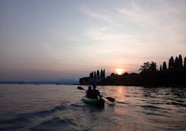 Blick auf die Abendsonne bei der Kajaktour bei Sonnenuntergang auf dem Gardasee für Familien und Freunde mit XAdventure Outdoor Lake Garda.
