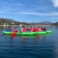 Mensen genieten van kajakken op het Gardameer voor families en vrienden met Xadventure Outdoor Lake Garda.