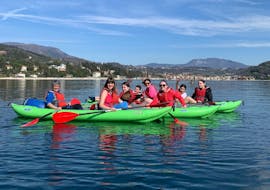 Mensen genieten van kajakken op het Gardameer voor families en vrienden met Xadventure Outdoor Lake Garda.