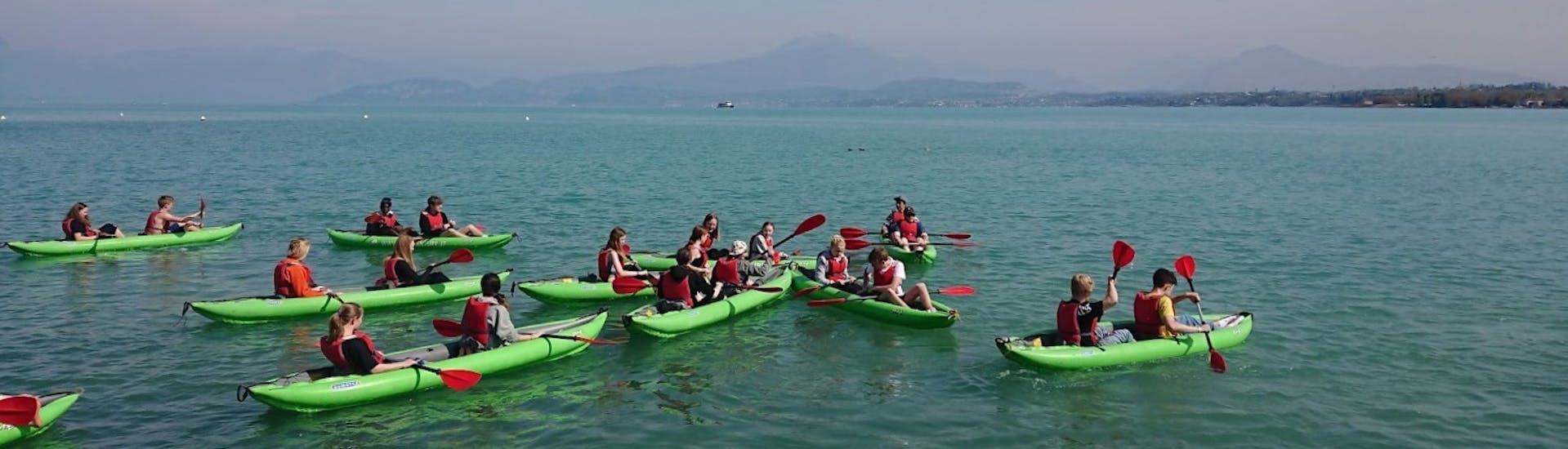 Eine Gruppe liebt die Kajaktour auf dem Gardasee für Familien und Freunde.
