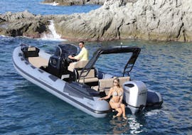 Un des bateaux semi-rigides de Dream Rental Boat disponible pour une Location de bateau semi-rigide à Porto Rotondo (jusqu'à 10 pers.) avec Permis.