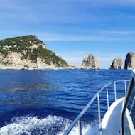 Vue des Faraglioni di Capri pendant la Balade privée en bateau de Sorrente à Capri avec Baignade & Snorkeling avec My Sorrento Holiday.