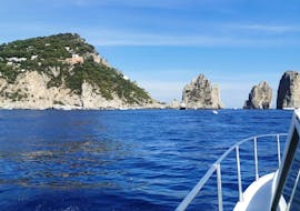 Blick auf die Faraglioni di Capri während der Privaten Bootstour von Sorrento nach Capri mit Aufenthalt zum Schwimmen und Schnorcheln mit My Sorrento Holiday.
