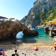 Eine wunderschöne kleine Bucht während der Privaten Bootstour von Sorrento entlang der Amalfiküste mit Aufenthalt zum Schwimmen und Schnorcheln mit My Sorrento Holiday.