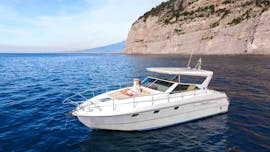 La barca di My Sorrento Holiday sta navigando durante la Gita in barca privata da Positano a Capri con soste per nuotare e fare snorkeling con My Sorrento Holiday.