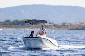 Due ragazzi che navigano su una barca senza patente di Alize Boats Can Pastilla nella baia di Palma.