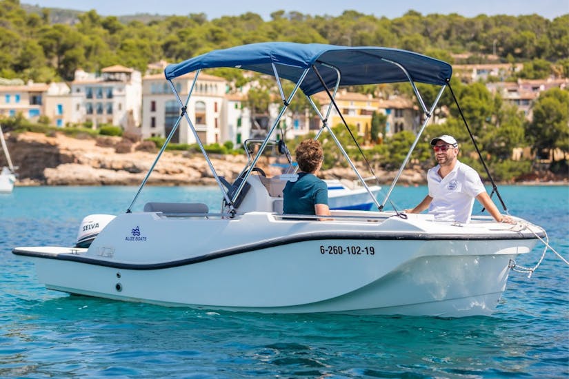 Some people enjoying on a boat without license of Alize Boats Can Pastilla in the Bay of Palma for up to 6 people.