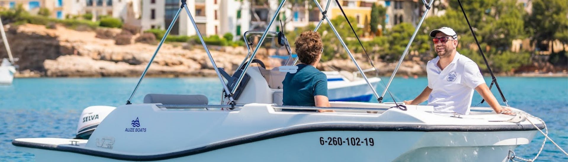 Dos personas disfrutando en un barco sin licencia de Alize Boats Can Pastilla en la Bahía de Palma para hasta 6 personas.