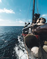 Vue de l'arrière du bateau pirate lors de la Balade en bateau pirate à Formentera depuis Ibiza avec Apéritif & Snorkeling avec Marco Polo Ibiza.