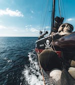 Vista de la parte trasera del barco pirata durante la Excursión en Velero Pirata a Formentera desde Ibiza con Apéritif & Snorkeling con Marco Polo Ibiza.