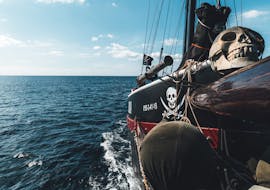 Vue de l'arrière du bateau pirate lors de la Balade en bateau pirate à Formentera depuis Ibiza avec Apéritif & Snorkeling avec Marco Polo Ibiza.
