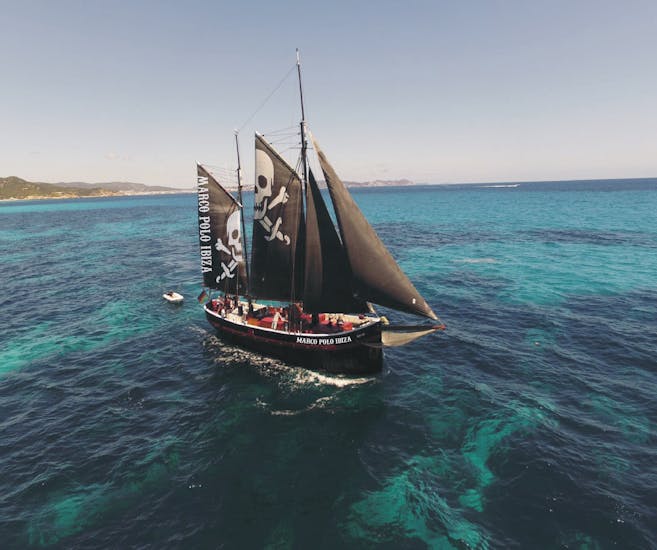 Notre bateau pirate est au milieu de la mer lors de la Balade en bateau pirate à Formentera depuis Ibiza avec Apéritif & Snorkeling avec Marco Polo Ibiza.