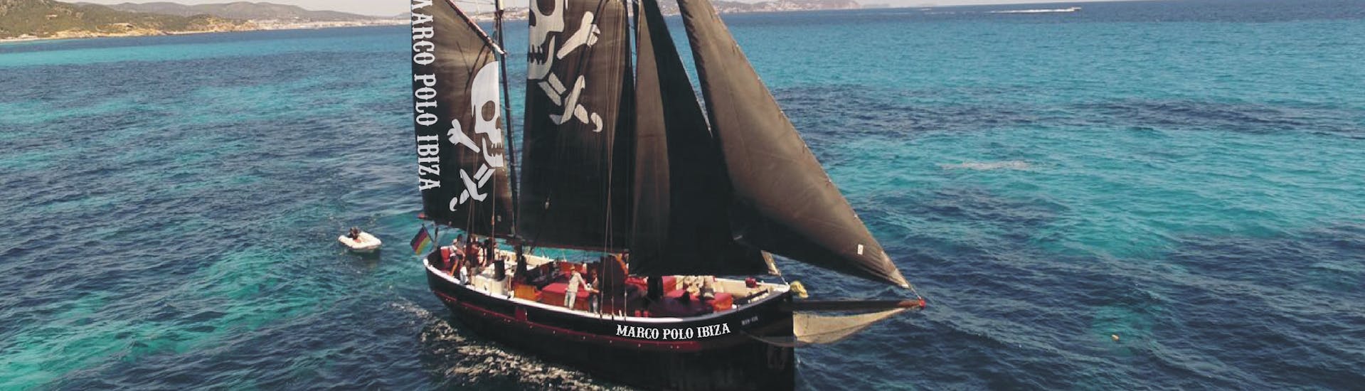 Notre bateau pirate est au milieu de la mer lors de la Balade en bateau pirate à Formentera depuis Ibiza avec Apéritif & Snorkeling avec Marco Polo Ibiza.