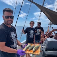 Unser erstaunlicher Kapitän hat einige Fische für die Kunden während des privaten Piratensegelausflugs nach Formentera mit Apéritif & Schnorcheln mit Marco Polo Ibiza vorbereitet.