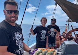 Il nostro fantastico capitano ha preparato del pesce per i clienti durante la Gita privata in barca pirata a Formentera con aperitivo e snorkeling con Marco Polo Ibiza.