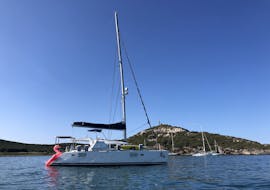 Catamaran gebruikt tijdens Catamarantocht rond Olbia met Lunch en SUP met Catamare Olbia.