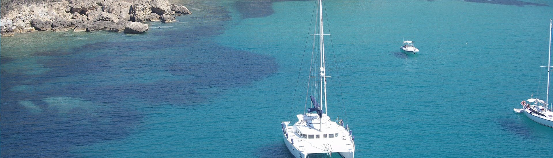 Barca durante la gita in catamarano intorno a Olbia con pranzo e SUP con Catamare Olbia.