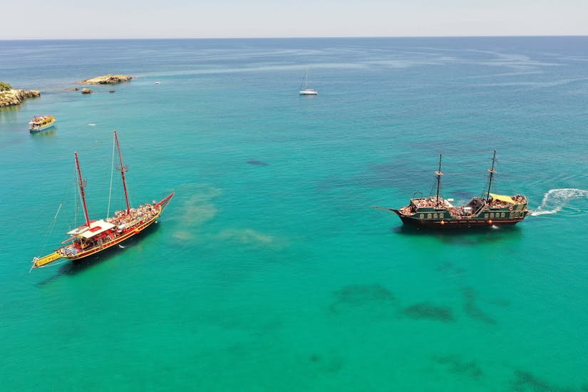 Vista aérea de nuestro barco pirata durante la excursión en barco pirata a Malia y Stalis con almuerzo y buceo con Pirates of Crete.