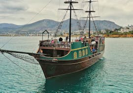 Paseo en barco pirata a Malia y Stalis con almuerzo y esnórquel con Pirates of Crete.