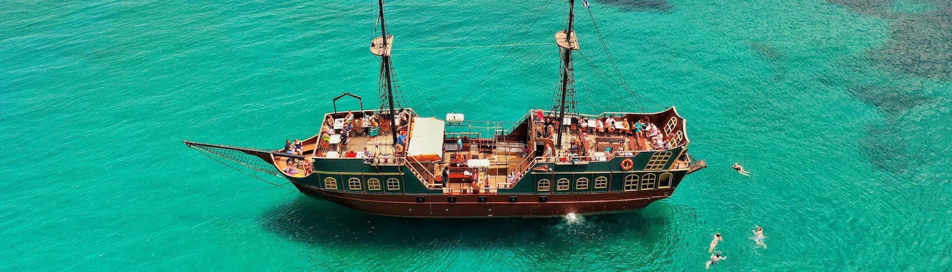 Vista aérea de nuestro barco pirata durante la excursión en barco pirata a Malia y Stalis con almuerzo y buceo con Pirates of Crete.