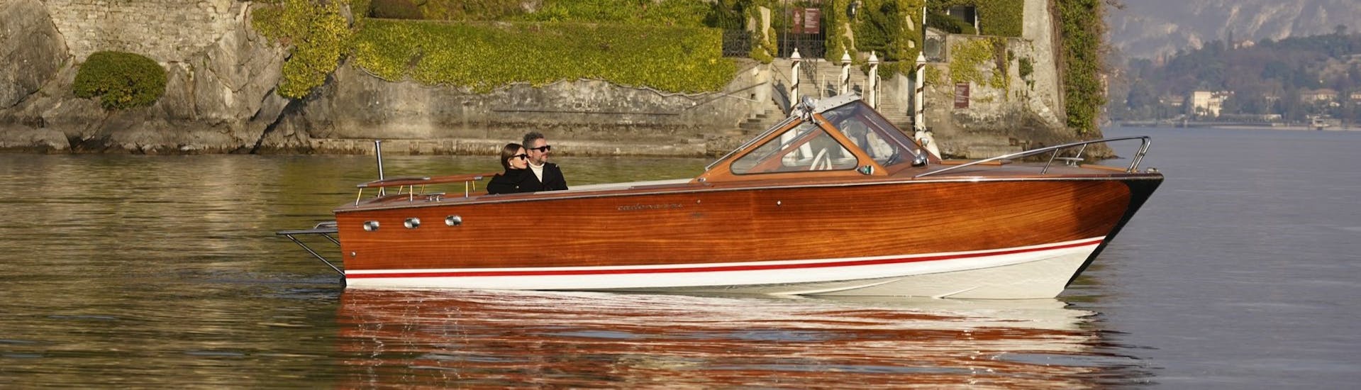 Das Holzboot bei der Privaten Vintage-Bootstour ab Como auf dem Comer See mit Toast an Bord.
